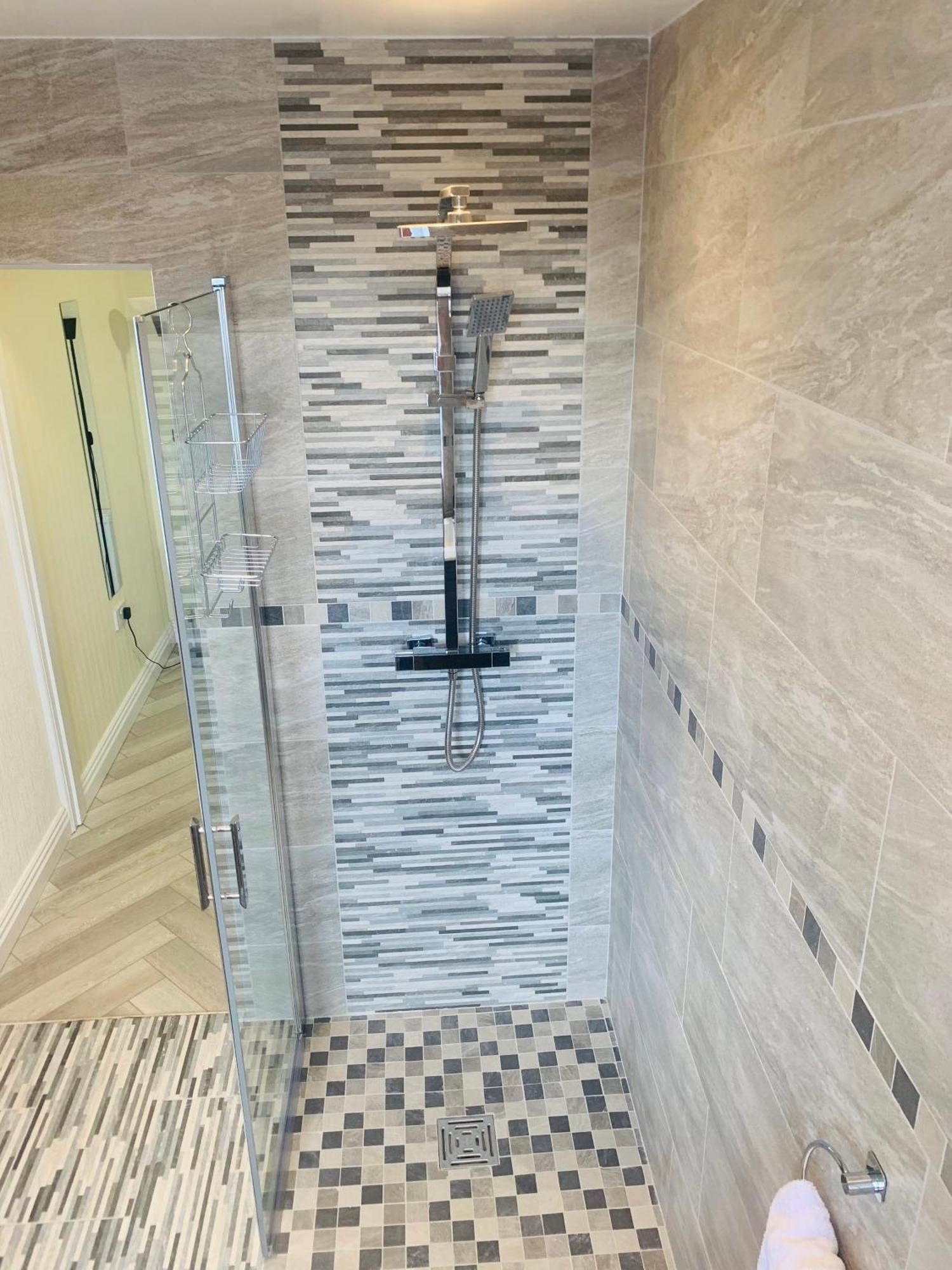 Newly Renovated, Modern 3 Bed Apartment Walmersley Экстерьер фото